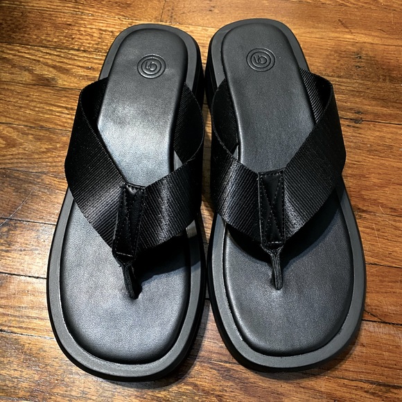 Urban Outfitters Flip Flops - Picture 3 of 4
